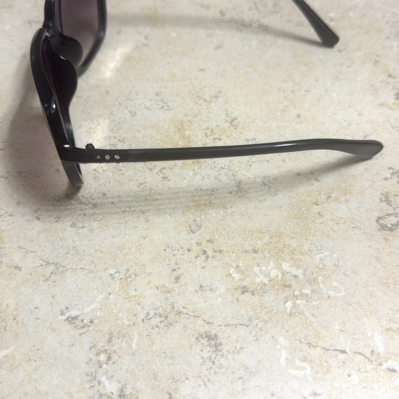 Ladies Stylish Black Sunglasses - Picture 4 of 7